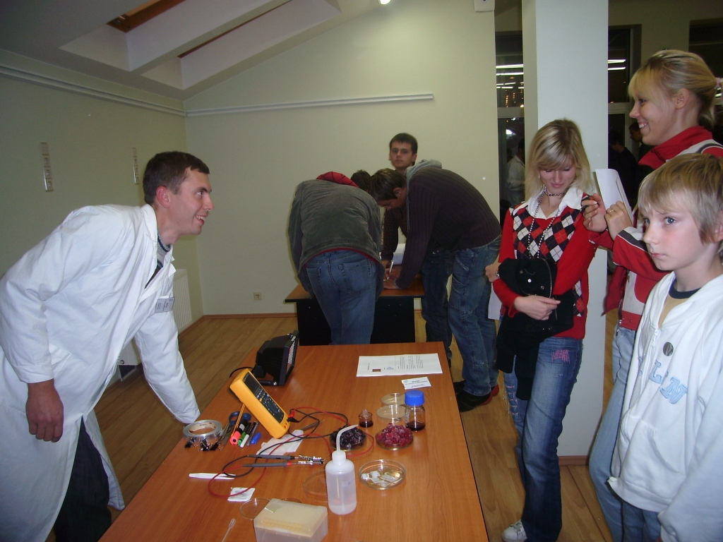 Vidusskolnieces Lauma Vallenčuka un Sintija Dervīta samulsinājušas jauno zinātnieku, kurš demonstrē, kā avenes un kazenes spēj ģenerēt elektrību, izmantojot tajā uzkrāto saules gaismas enerģiju.
Autors: No albuma.