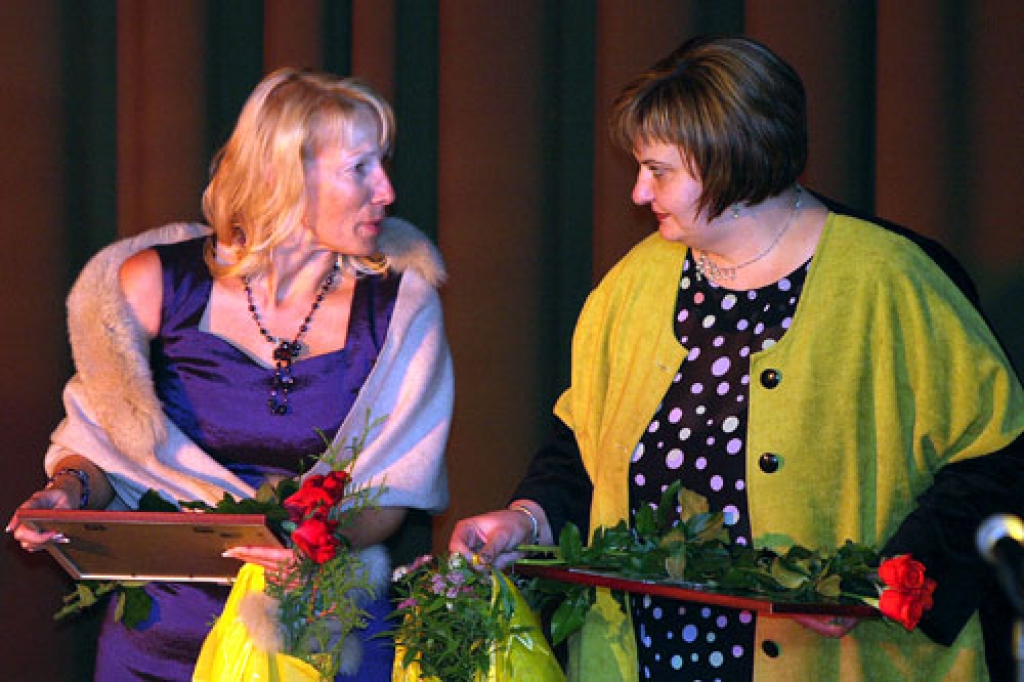 Īslīces vidusskolas direktore Tija Milgrāve un pašvaldības  aģentūras  „Īslīces  Sociālais  dienests” direktore Anita Skubiļina svētku reizē Glūdā, saņemot apbalvojumus. 
Autors: Krišjānis Grantiņš, «Zemgales Ziņas»