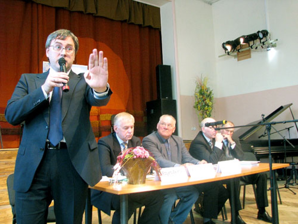 Diskusijā uz daudziem jautājumiem bija jāatbild reģionālās attīstības un pašvaldību lietu ministram Tautas partijas pārstāvim Edgaram Zalānam (no kreisās). Sarunās iesaistījās arī Augusts Brigmanis no ZZS, Ivars Celmiņš no «Jaunajiem demokrātiem», Gunārs Laicāns no «Pilsoniskās savienības» un Edvīns Bartkevičs, Ogres novada Domes vadītājs.
Autors: Juris Iļņickis