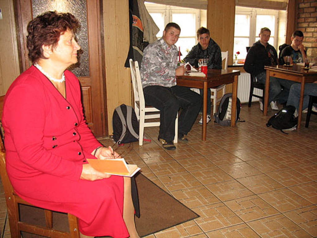 Uz kafejnīcu «Taverna» 12. c klasi agrā rītā bija aicinājusi skolotāja Vija Cerusa. 
Autors: Vilnis Auzāns