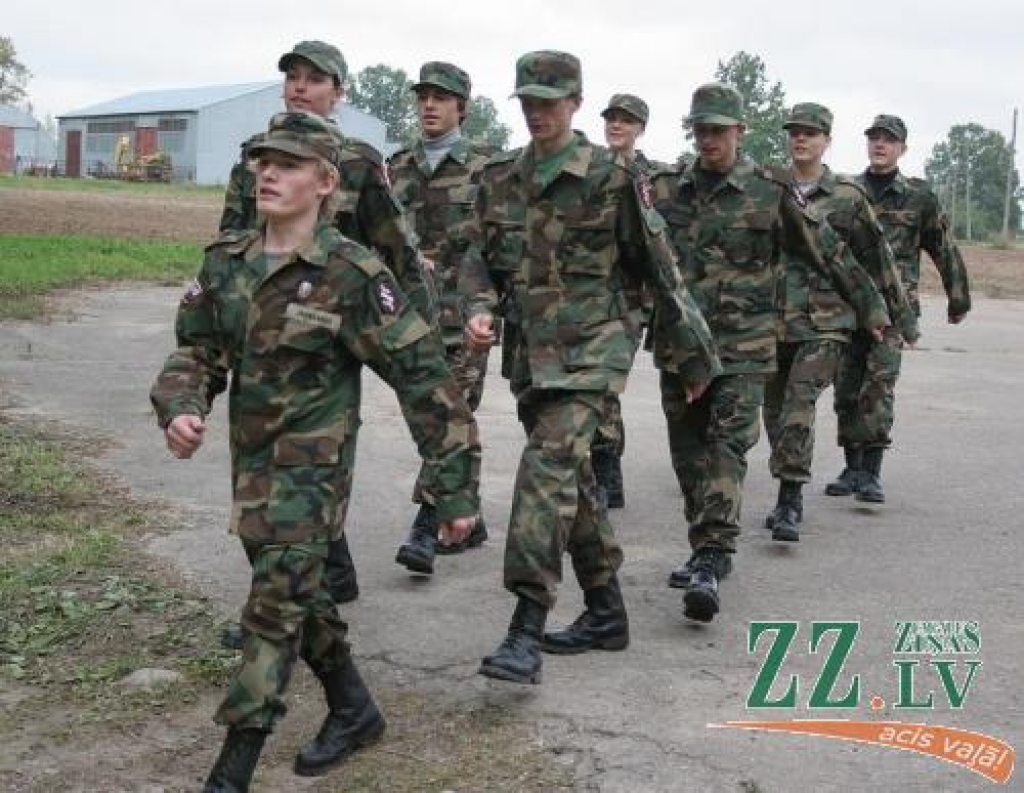 Brašu stāju ierindas skatē demonstrē Skaistkalnes jaunsargu vienība.
Autors: Agris Samcovs, www.zz.lv