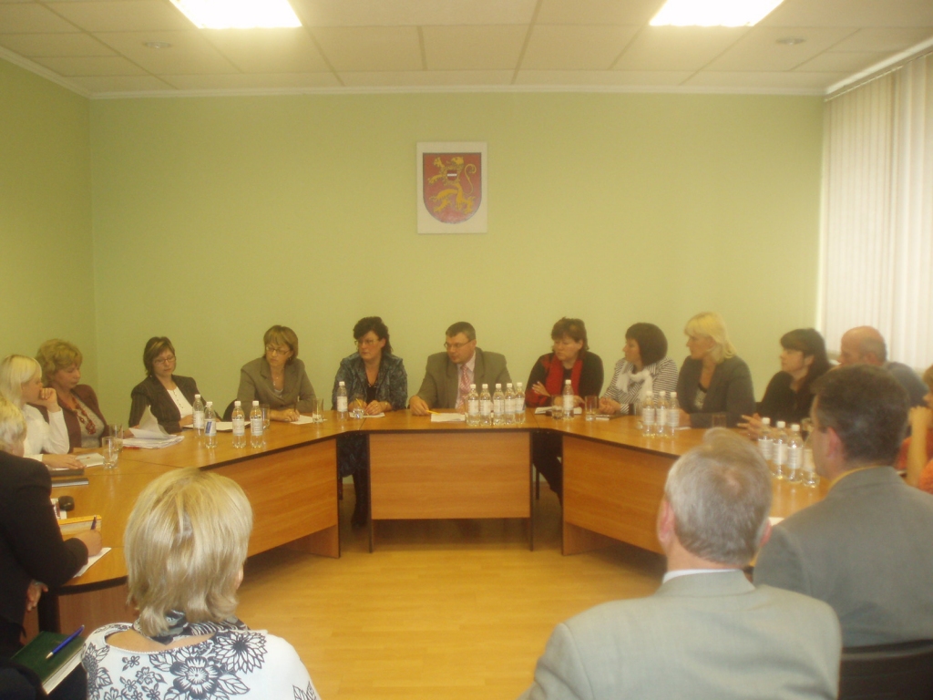 Bauskas Domē 25. septembrī tika apspriesta bērnu tiesību un drošības aizsardzība sakarā ar nesenajiem notikumiem, kad no apcietinājuma atbrīvots tēvs noslepkavoja divas sievietes un savu meitu. Tika vēlreiz pārrunāta Bauskas un Ceraukstes sociālo darbinieku un bāriņtiesu rīcība un atbildība. 
Autors: Andra Matuļenko