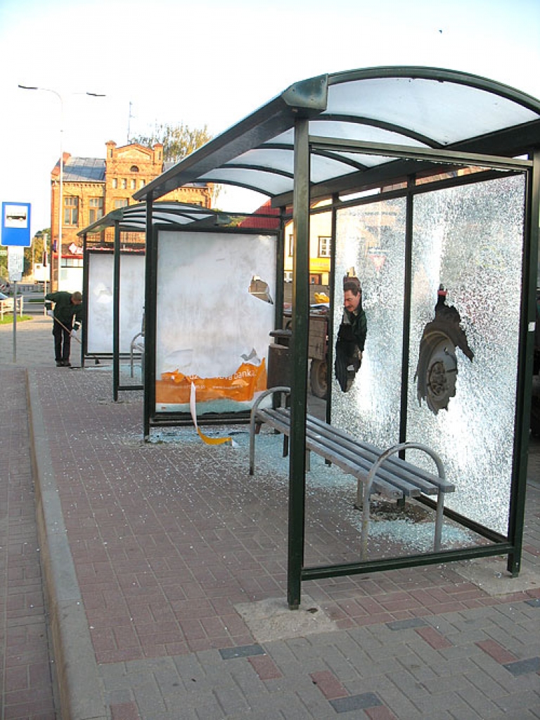 2001. gadā, labiekārtojot autobusu pieturvietu, Bauskā uzstādītas piecas stiklotas nojumes. Viena nojume izmaksājusi ap 500 latu.
Autors: Ilva Kalniņa