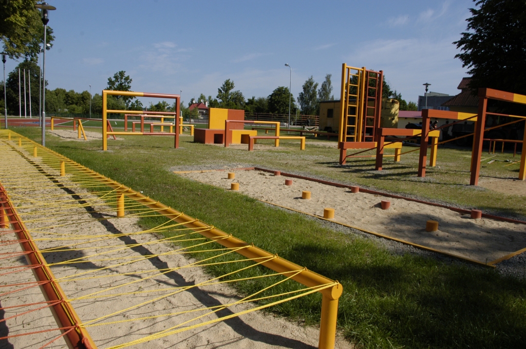 Ar apsveikuma runām un karavīru paraugdemonstrējumiem piektdien, 26. septembrī, svinīgi atklās militarizēto šķēršļu joslu pie Bauskas 1. vidusskolas. 
Autors: No «Bauskas Dzīves» arhīva.