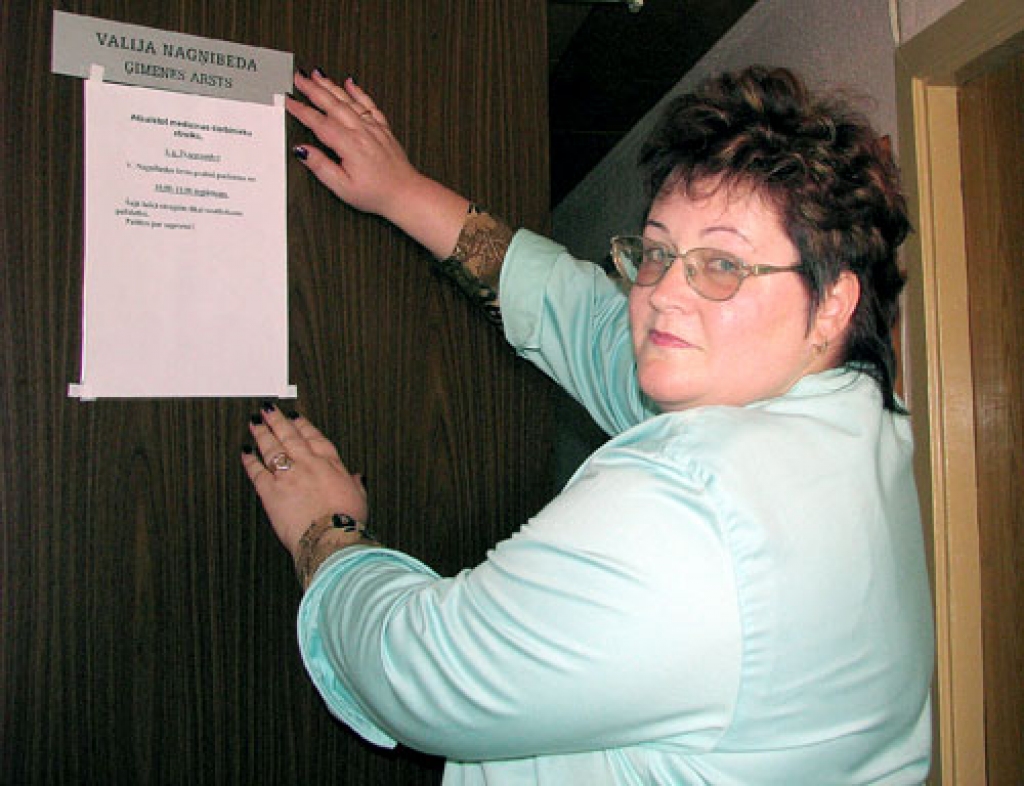 Apņēmību atbalstīt streiku «Bauskas Dzīvei» atklāja Gailīšu pagastā praktizējošā ģimenes ārste Valija Nagņibeda. Viņa 22. septembrī savā praksē izlika informāciju, ka 26. septembrī no plkst. 10 līdz 11 pacientus nepieņems, atbalstot mediķu streiku.
Autors: Juris Iļņickis