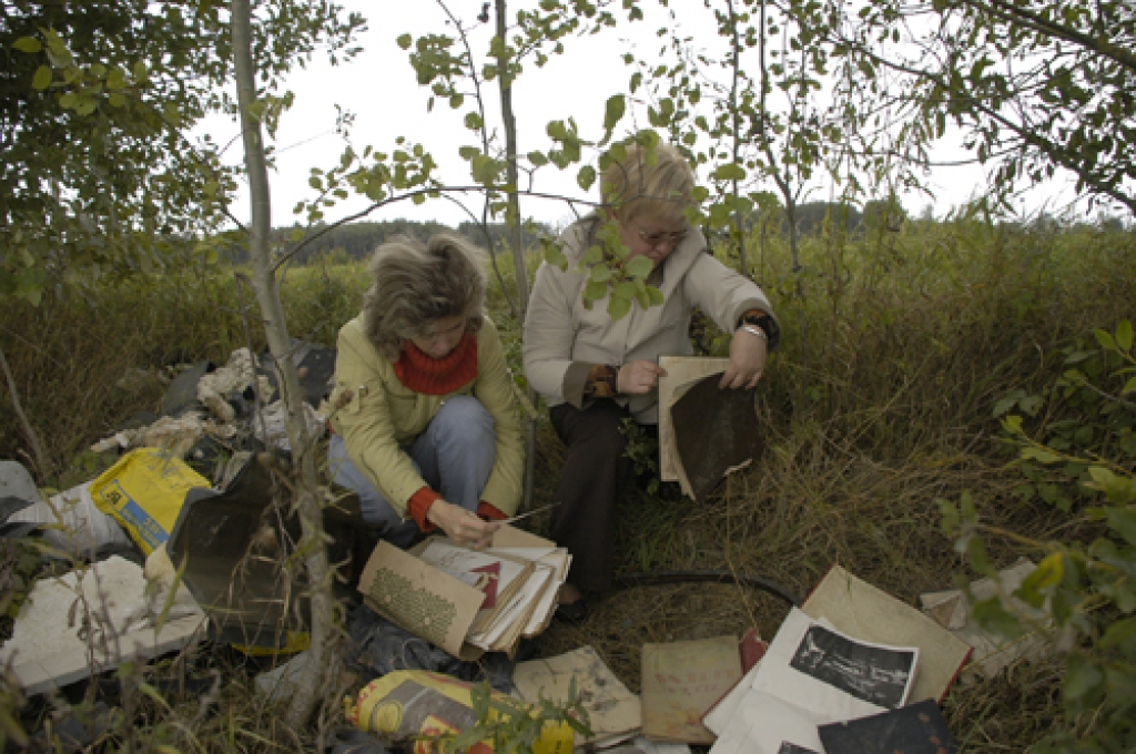 Patvaļīgi izmestu sadzīves atkritumu kaudzē Baiba Šulce un Ilva Strautzele atrod svarīgas vēstures liecības.
Autors: No «Bauskas Dzīves» arhīva.