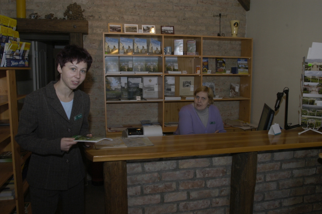 Visvairāk interesentu no ārzemēm bija no Lietuvas, Vācijas, Igaunijas, Somijas un Zviedrijas, stāsta «Bauskas rajona Tūrisma informācijas centrs (TIC)» pārstāves Inese Turkupole-Zilpure ( no kreisās). 
Autors: No «Bauskas Dzīves» arhīva.