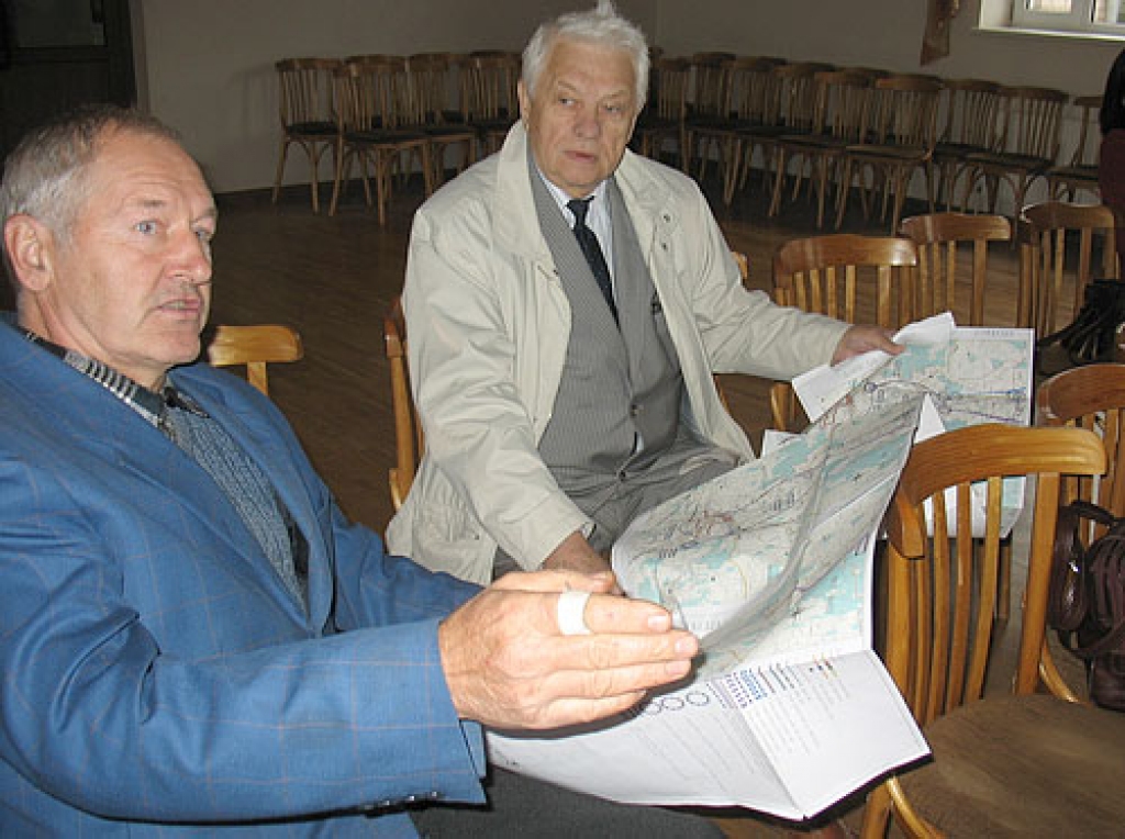 Codē diskusija izvērtās starp a/s „Ceļuprojekts” pārstāvi, maģistrāles projekta autoru Elgaru Smiltnieku (no kreisās) un vietējo zemnieku Dzintaru Dzelmīti. Plānotais ceļš šķērsotu viņa īpašumus, par ko zemnieks nebūt nebija sajūsmā. 
Autors: Vilnis Auzāns