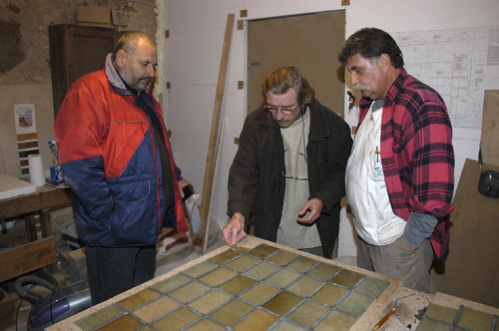 Katrs stikla gabaliņš ir savā krāsā. Tas ļauj telpā gaismai krist pavisam citādāk. Pirmā loga iestiklošanas svinīgajā brīdī Čehijas restauratoru firmas īpašnieks Milošs Gavenda (vidū) novēlēja, lai visi pēc iespējas ātrāk varētu ieraudzīt pili, kāda tā bija pirms 310 gadiem.
Autors: Ivars Bogdanovs