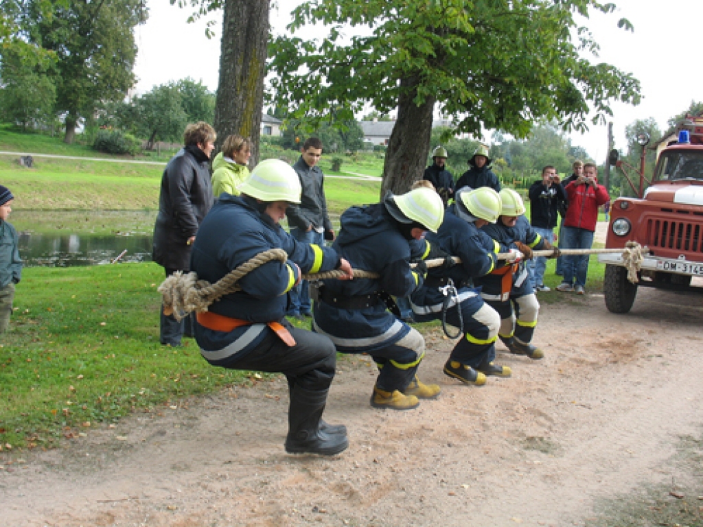 Viens no smagākajiem pārbaudījumiem izvērsās VUGD automašīnas vilkšana. Nepārspēti palika Vecumnieku komandas vīri (attēlā). Viņi pārākie bija arī kopvērtējumā. 
Autors: Sandra Danosa