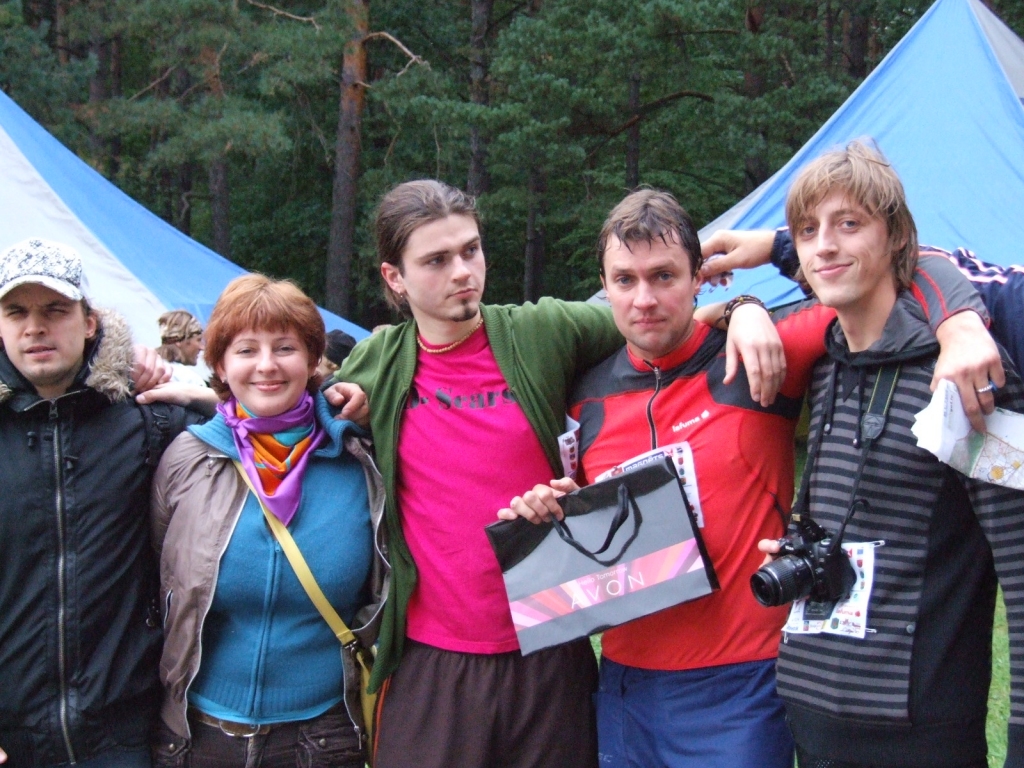 AK solists un ģitārists Oskars Mustermanis (trešais no kreisās)  priecājas par iegūto trešo vietu, pirmo reizi startējot orientēšanās sacensībās. 
Autors: No albuma.