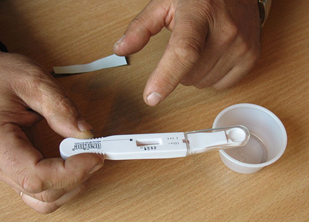 Testam nepieciešami 0,4 mililitri siekalu. Ja autovadītājam neizdosies nepieciešamo daudzumu iespļaut uzreiz, ir glāzīte, kur siekalas sakrāt no vairākiem spļāvieniem. Pēc tam tās iesmels ar testera galā esošu karotīti. Šāds vienreizējās lietošanas testeris maksā apmēram piecus latus.
Autors: Vilnis Auzāns