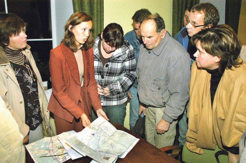 Alīna Andrejeva (centrā), akciju sabiedrības «Ceļuprojekts» speciāliste, informē Iecavas novada ļaudis par ātrgaitas šosejas variantu skartajiem zemes īpašumiem.
Autors: Ivars Bogdanovs