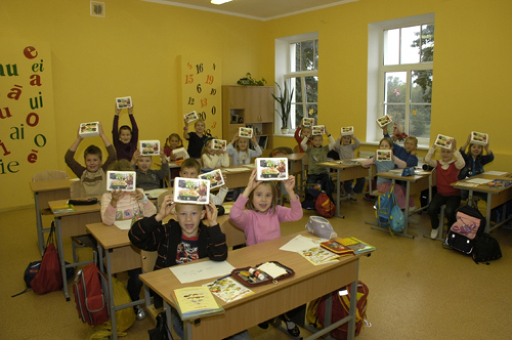 Sabiedrības veselības aģentūras dāvinātās launaga kārbas 18. septembrī saņēma Bauskas pamatskolas 1.a klases skolēni.
Autors: Ivars Bogdanovs