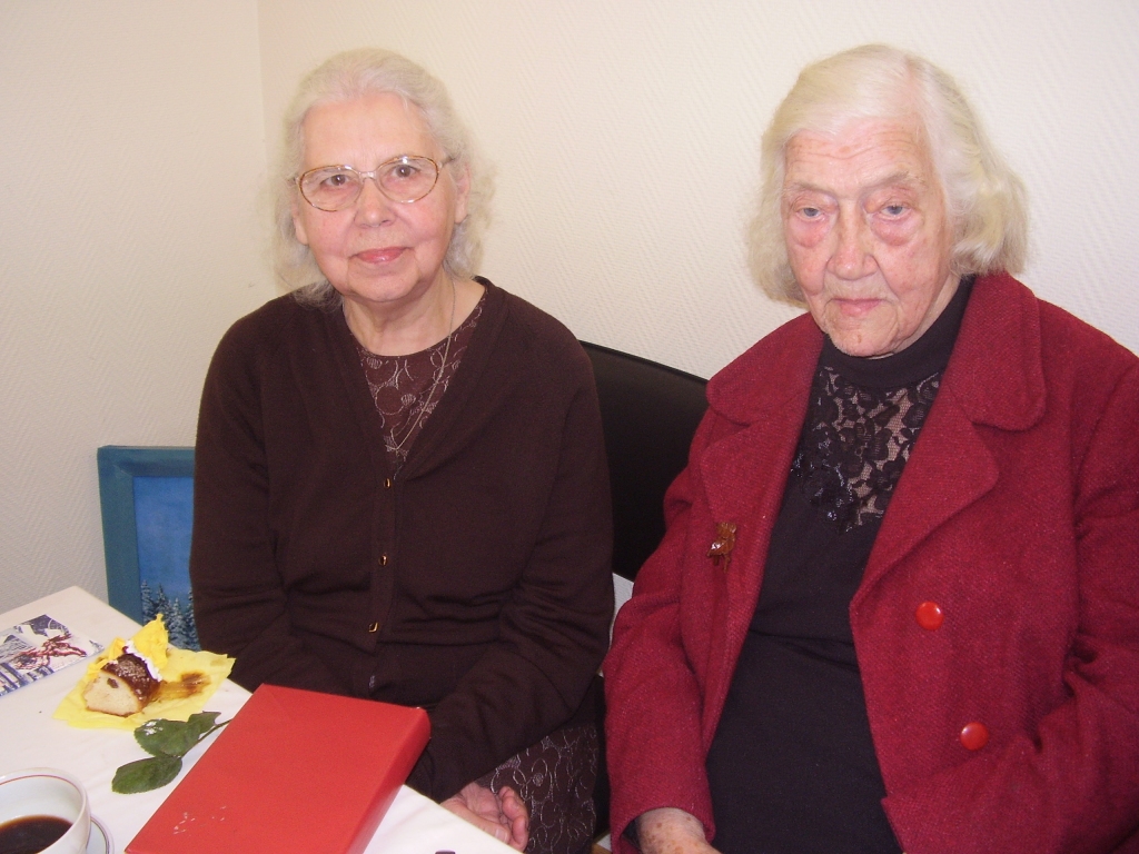Bauskas luterāņu draudzes locekle Anna Elsberga (no labās) un krājuma sastādītāja Valmieras ev. lut Sīmaņa draudzes locekle Asja Blaua tikšanās laikā Bauskas draudzes namā.
Autors: Inga Muižniece