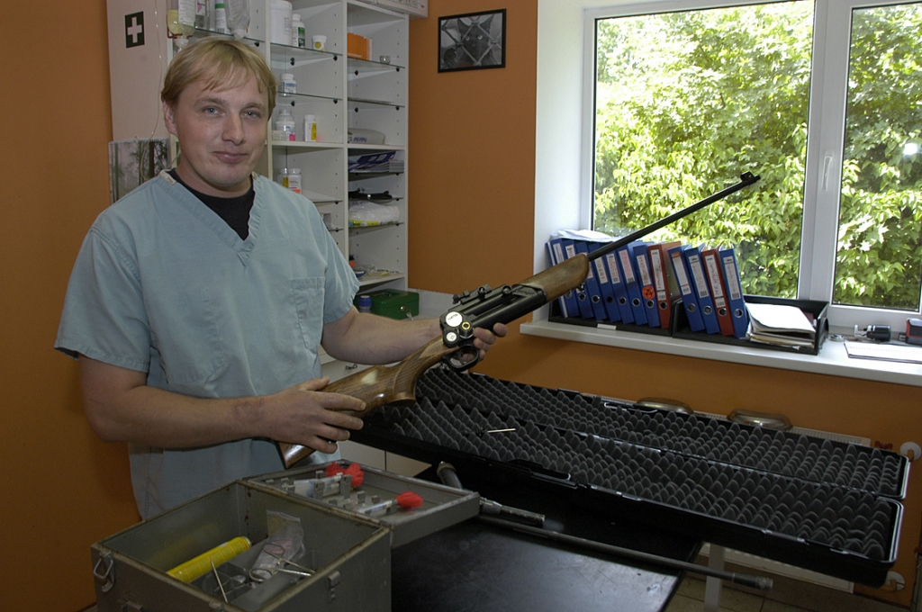 Šļircprojektors atgādina ieroci, veterinārārsts Jānis Bite pilsētā izmanto cilpu un paštaisīto imobilizācijas rīku. Šo ierīci lieto laukos, bet pilsētā ārkārtējos gadījumos.
Autors: No «Bauskas Dzīves» arhīva.