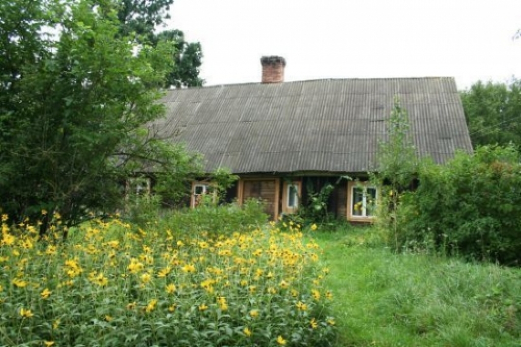 Augusta beigās šajās mājās Bauskas rajona Ceraukstes pagastā tēvs, iespējams, noslepkavoja savu meitu, pārgriežot viņai rīkli.
Autors: Laura Dzērve/Diena