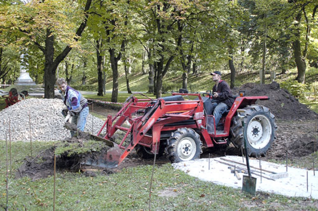 Piemiņas ansambļa izveidi SIA «Ailanti» (Rīgas raj.) sāka pirmdien, 15. septembrī. Palīgstrādnieki Armands Baltaduonis (traktorā) un Salvis Cīruļnieks izbūvēja ceļu sistēmu un atpūtas vietas. Pēc tam uzstādīs pieminekli un apgaismojumu, kā arī soliņus. Darbus plānots pabeigt līdz 15. oktobrim, sacīja uzņēmuma izpilddirektore Inga Petrušina
Autors: Ivars Bogdanovs