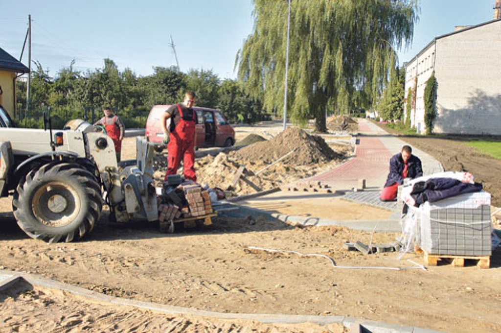 Pretēji solītajam Dārza ielā šonedēļ melno segumu vēl nevarēs ieklāt. Pilnībā nav pabeigti visi komunikāciju ievietošanas darbi, arī trotuārs ne visur ir izbūvēts.
Autors: Ivars Bogdanovs