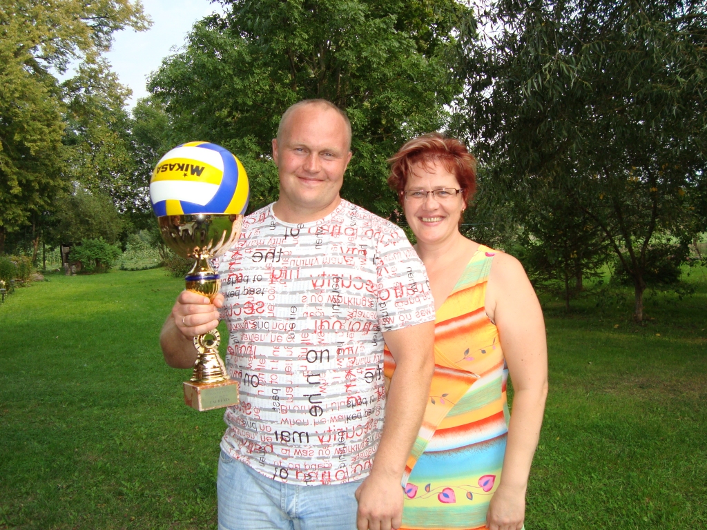 Lielās balvas ieguvēju Juri Artimoviču apsveic Bauskas rajona Padomes Sporta nodaļas vadītāja Inga Ūbele.
Autors: No albuma.