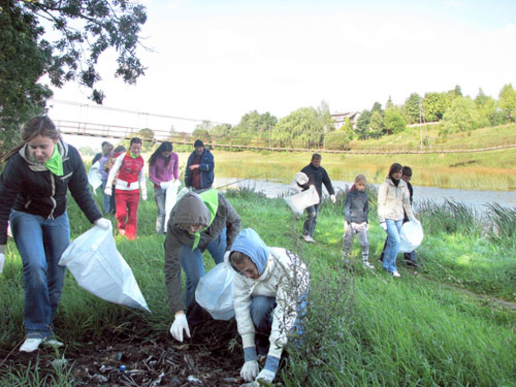 Mūsas kreisajā krastā strādāja Īslīces SOS ciemata bērni kopā ar SEB bankas Bauskas nodaļas darbiniekiem.
Autors: Juris Iļņickis