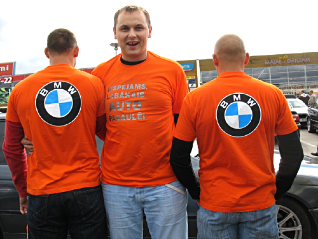 Armands Kardovičs (centrā) ar draugiem popularizē viņuprāt drošāko, ātrāko un komfortablāko automobiļu marku. 
Autors: Vilnis Auzāns