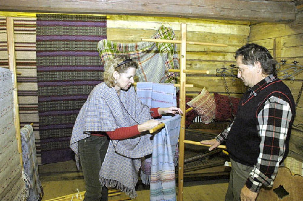 Gailīšu pagasta koktēlnieks Leonīds Konuševskis atgādina, ka «Stella» sākusies lietišķās mākslas pulciņā «Uzvara». Tur savulaik pulcinātas ne tikai audējas un adītājas, bet arī kokapstrādes, metālapstrādes meistari un pinēji. No kreisās – studijas vadītāja Maira Vīķe.
Autors: Ivars Bogdanovs