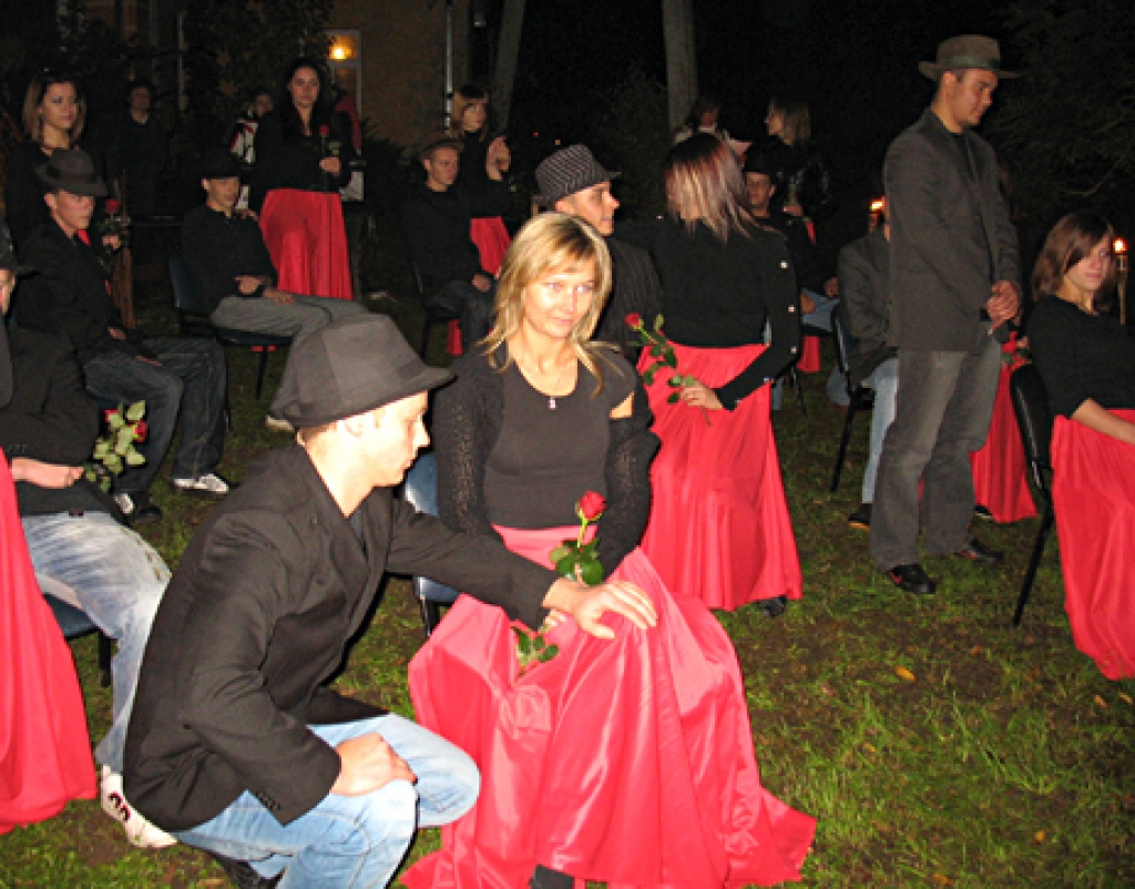 Īpaši romantisks bija Īslīces vidusskolēnu sagatavotais E. Virzas intīmās dzejas lasījums. 
Autors: Vilnis Auzāns