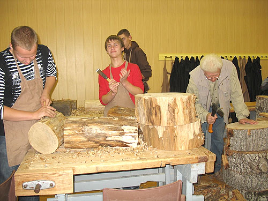 Kopā ar 9.a klases audzēkņiem Edgaru Rudzrogu (no kreisās) un Kārli Černaju koka bekas darina arī skolotājs Valdis Žeikars.
Autors: Vilnis Auzāns