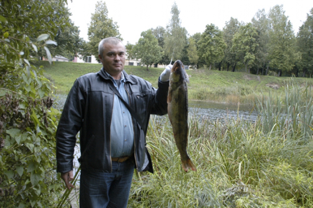 Baušķenieks Juris Zubko teic, ka pašlaik zivis ķeras normāli. Viņu ļoti iepriecināja 4,2 kilogramus smagais zandarts. 
Autors: Ivars Bogdanovs