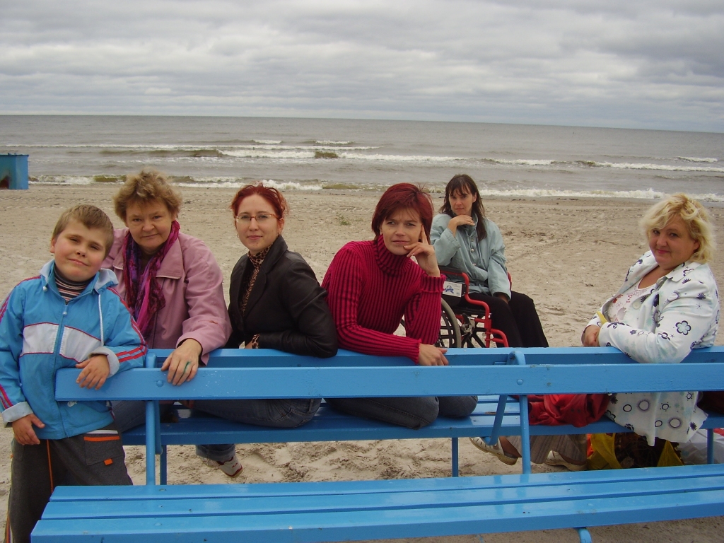 Jūra Jaunķemeru peldvietā Uldi, Indru Adienu, Marinu Žurkeviču, Aivitu, Eviju un Inetu Niedru sagaida ar skaļu šalkoņu. Vilņus vējš dzen pret krastu, un to skaņa ir nomierinoša.
Autors: Inga Muižniece