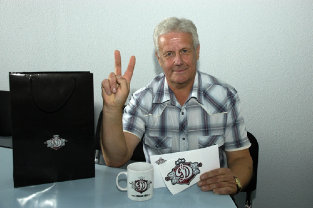 Saņemot «Bauskas Dzīves» un hokeja kluba Rīgas «Dinamo» sarūpēto balvu, Gunārs Šēners atcerējās, ka pirmo reizi īstu hokeja spēli vērojis 1969. gadā atklātajā laukumā Rīgā. 
Autors: Ivars Bogdanovs