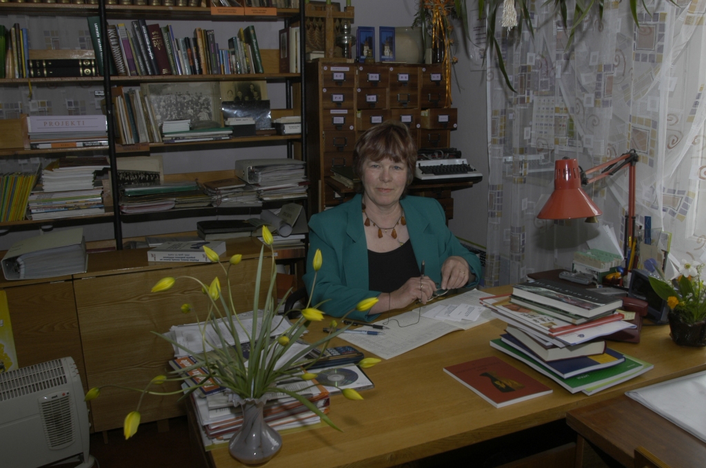 Bārbeles bibliotēkas vadītāja Brigita Krauze skaidro: Lai saglabātu Raiņa dzimtas saistību pagasta kultūrvēsturē, biedrībai dots dzejnieka mātes Dārtas vārds.
Autors: No «Bauskas Dzīves» arhīva.