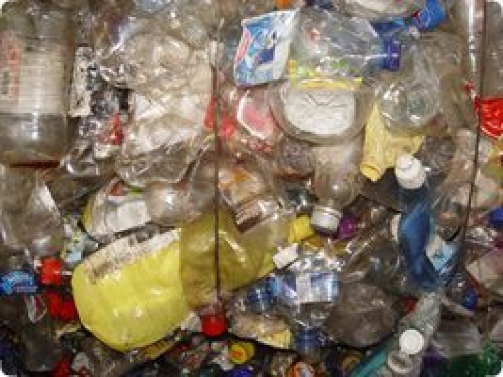 Šādi izskatās sašķirotās PET pudeles, ko atkritumu apsaimniekotāji nogādā PET Baltija rūpnīcā. Otrreizējai pārstrādei paredzētās pudeles ved ne tikai vietējie atkritumu apsaimniekotāji, bet tās tiek ievestas arī no ārzemēm (Lietuvas, Igaunijas, Zviedrijas).
Autors: www.zalais.lv