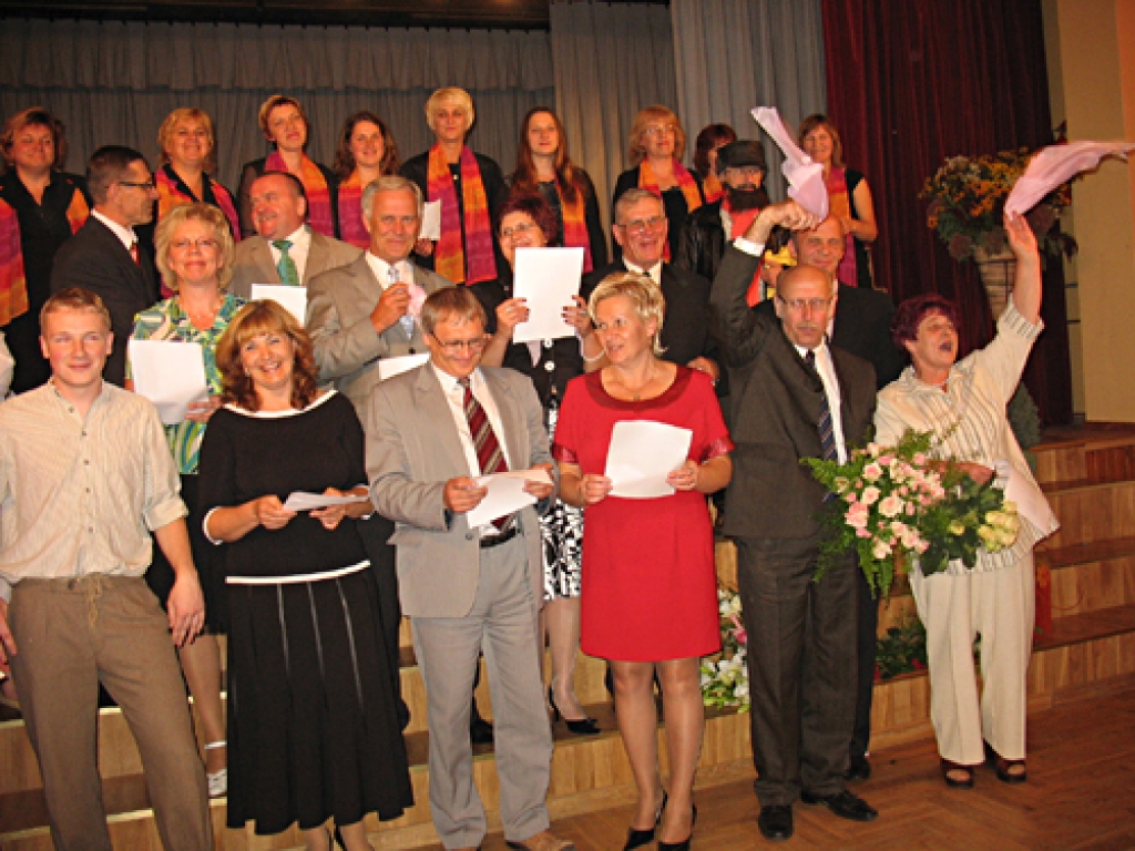 „Jo tik jauni un tik skaisti mēs vairs nebūsim nekad,” dzied apvienotais pašvaldību vadītāju un „Silmaču” saimes koris.
Autors: Vilnis Auzāns