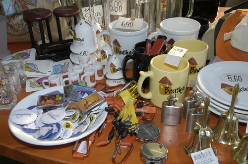 Suvenīru ražotāji pilsētas jubilejai sagatavojušies. Pilsētas svētku logo redzams gan uz krūzītēm, gan krekliem, gan cepurēm, gan arī uz citām piemiņas lietām.
Autors: Ivars Bogdanovs