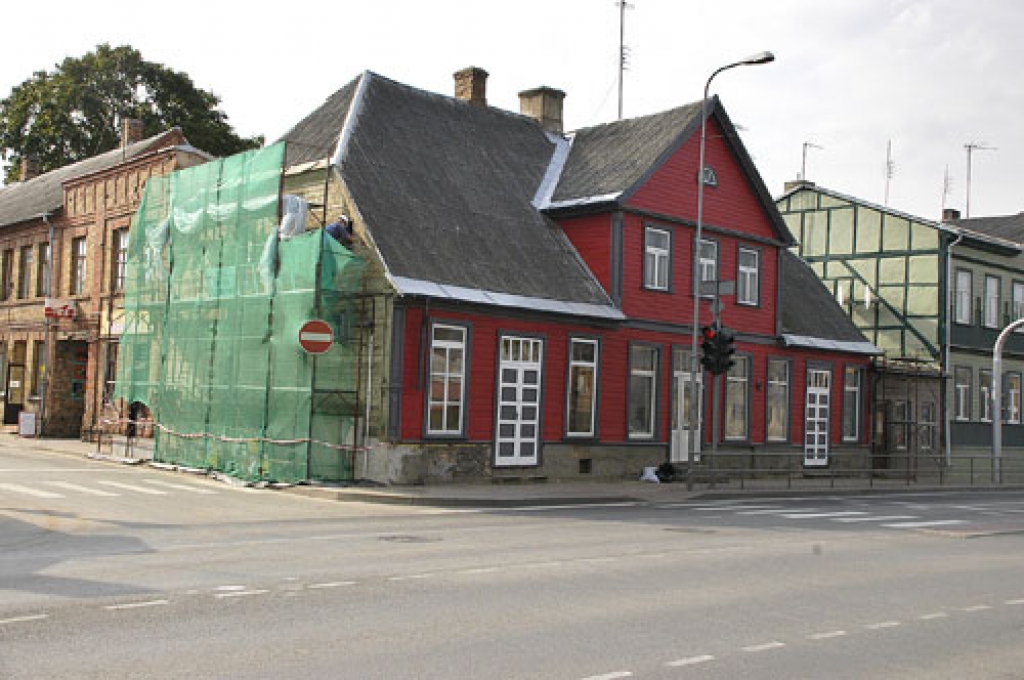 Pozitīvs panākums ir arī Kalna ielas 12. mājai jau pabeigtais fasādes remonts daļai, kas vērsta uz Kalna ielas pusi. Atlicis sakārtot tikai sienu, kas vērsta uz Plūdoņu ielu. Darbus veic SIA «Bauskas namsaimnieks», un kopējā remonta izmaksu summa ir 7,5 tūkstoši latu.
Autors: no «Bauskas Dzīves» arhīva