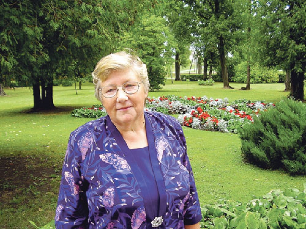 Skolotāja Austra Auguste pie puķu dobes, ko projekta laikā izveidojuši audzēkņi.
Autors: Uldis Varnevičs