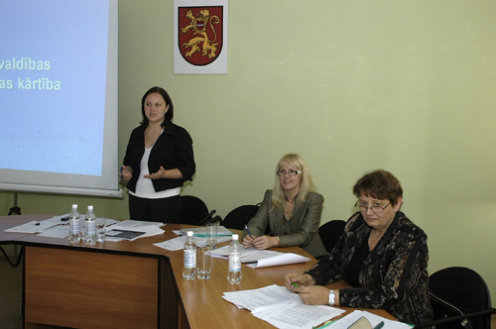 Pie Bauskas rajona pašvaldību pārstāvjiem bija ieradusies Reģionālās attīstības un pašvaldību lietu ministrijas valsts sekretāre Laimdota Straujuma (no labās), Pašvaldību darbības analīzes un metodoloģijas departamenta direktore Ina Vārna, Attīstības instrumentu departamenta Struktūrfondu vadības nodaļas vadītāja Elīna Kārkla un Juridiskā departamenta direktore Kristīne Jaunzeme (nav attēlā).
Autors: Ivars Bogdanovs
