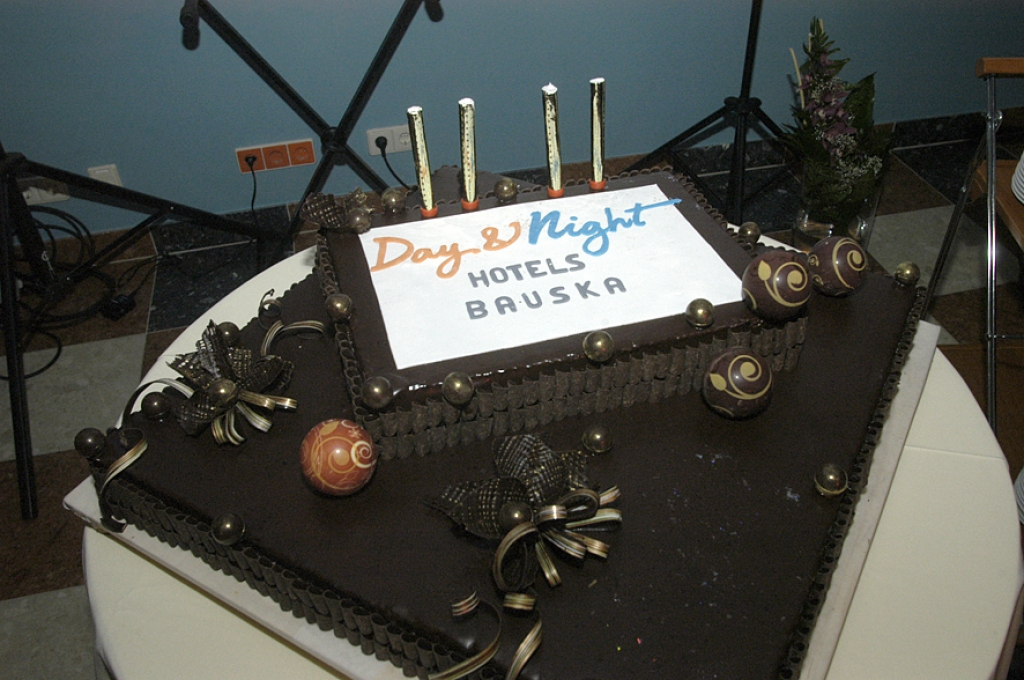 2007. gada 30. novembrī klātesot Bauskas pašvaldības un valsts iestāžu amatpersonām, pilsētas uzņēmumu pārstāvjiem un daudziem citiem lūgtiem viesiem, svinīgi tika atklāta renovētā Bauskas viesnīca, kas tika pie jauna nosaukuma «Day & Night Hotel Bauska». Paziņojums par viesnīcas slēgšanu nozīmē arī to, ka gada jubilejas torte paliks nenotiesāta.
Autors: No «Bauskas Dzīves» arhīva.