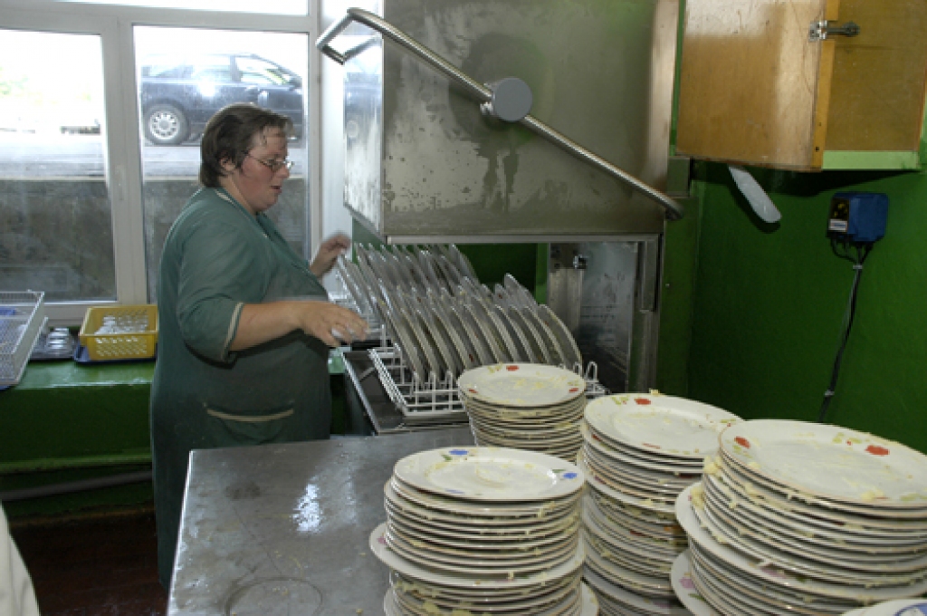 Strādniece Dace Černaja pamazām sāk apgūt jauno agregātu – trauku mazgājamo mašīnu.
Autors: Ivars Bogdanovs