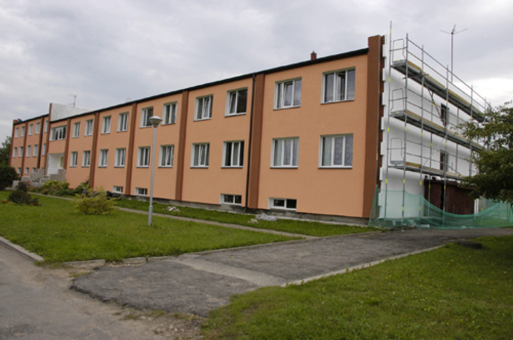 Stacijas ielā 5 remonta darbi turpinās. Viena mājas fasādes puse ir gandrīz pabeigta. 
Autors: Ivars Bogdanovs