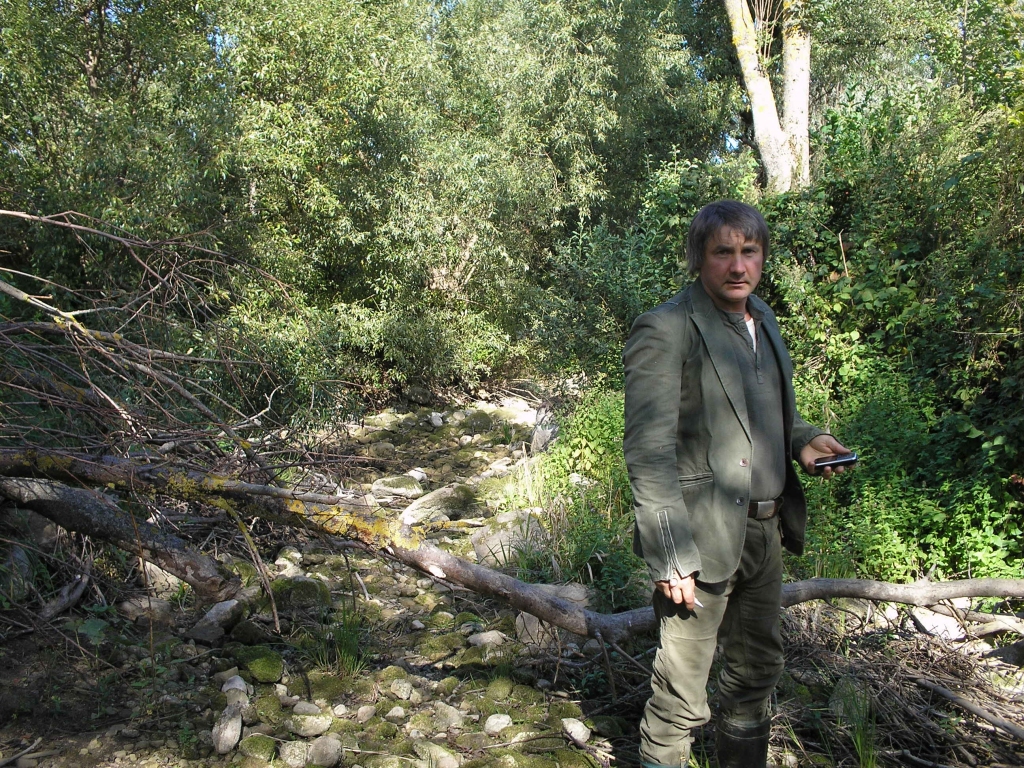 Jelgavas reģionālās vides pārvaldes vecākais inspektors Valērijs Gabrāns pārliecinās, ka upē ūdens nav.
Autors: No albuma.