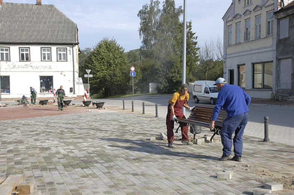 Bauskas Rātslaukumu rotās dekoratīvas čuguna ziedu vāzes, to ierobežos čuguna stabiņi, teritorijā tiks izvietoti ērti soli. 
Autors: Ivars Bogdanovs