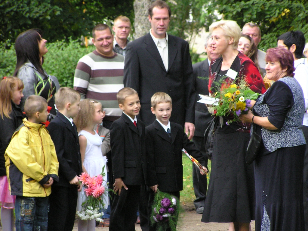 Skolas direktore Daiga Vīlipa un direktores vietniece mācību darbā Ludmila Baltrušaite sveic 1. klases audzēkņus.
Autors: No albuma.