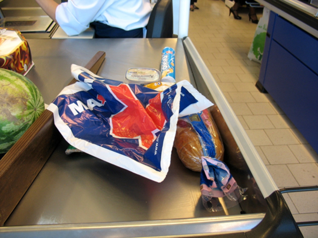 Lielveikalos «Maxima» pie kasēm vairs nav mazo bezmaksas plastmasas maisiņu, ko paņemt pircējiem. Pirkumu salikšanai var iegādāties plastmasas, bioplastmasas vai auduma maisiņus.
Autors: Vilnis Auzāns