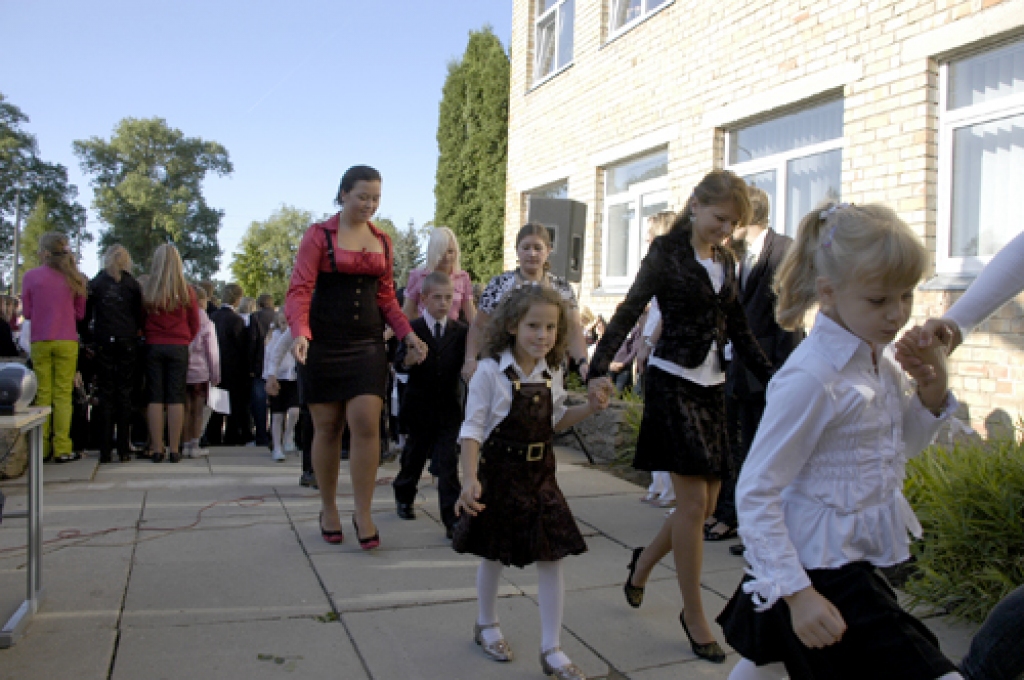 12. klases skolēni mācību iestādes saimē ieved pirmklasniekus. 
Autors: Ivars Bogdanovs