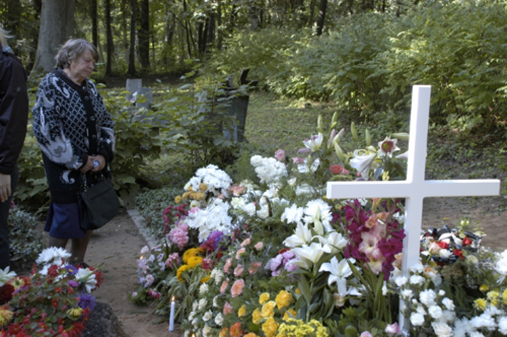 Pirmdien, 1. septembrī, Ceraukstes pagasta Ņuku kapsētā zemes klēpī tika guldīta 1996. gadā dzimusī D. Grantiņa. 
Autors: Ivars Bogdanovs