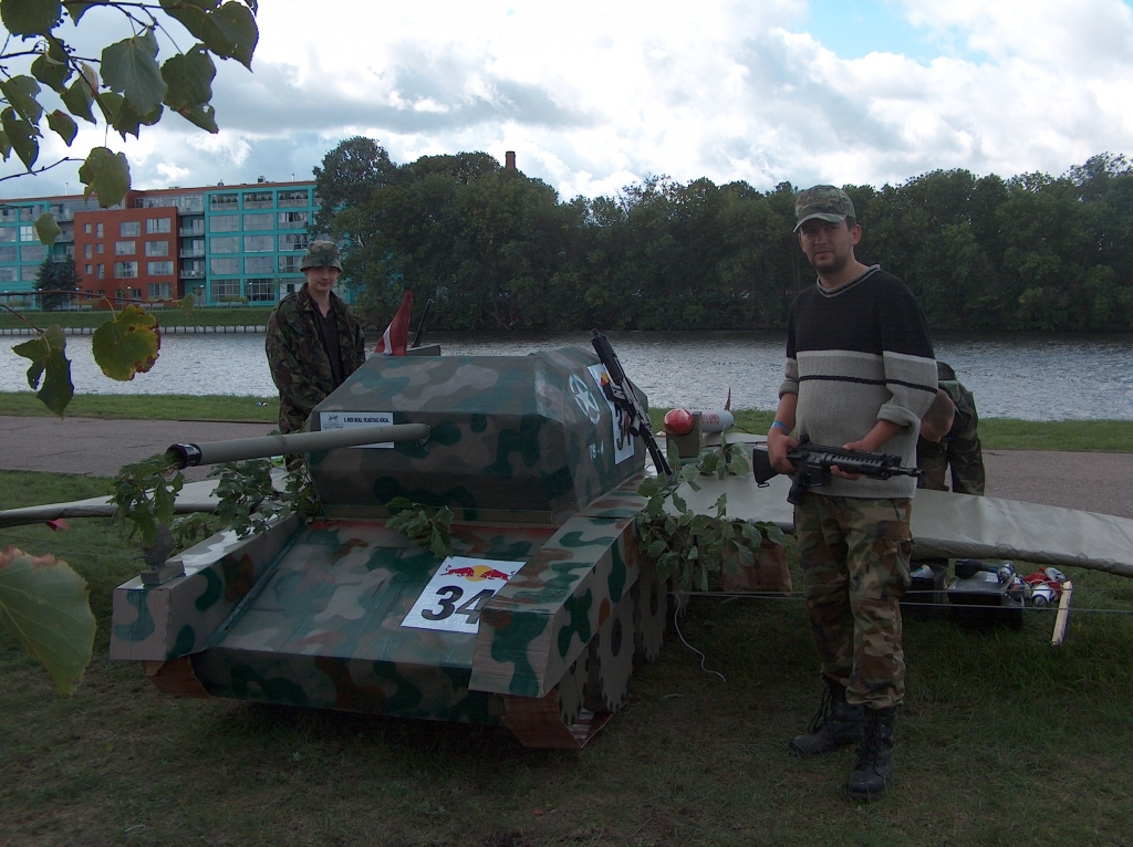 Baušķenieku izgatavotais lidaparāts – lidojošs armijas tanks – nolidoja 15 metrus.
Autors: N. BRIKERS