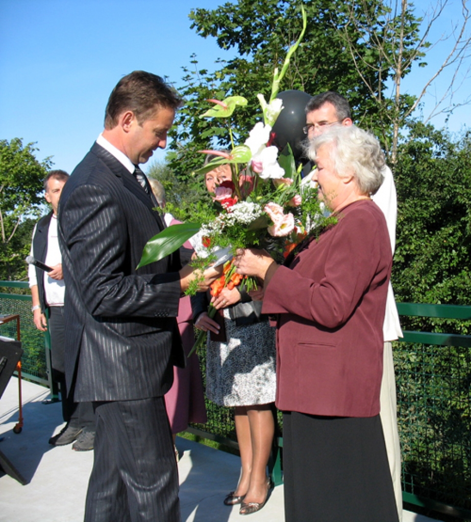 Bauskas 1. vidusskolas direktors Raimonds Žabovs pateicas nu jau bijušajai mācību pārzinei Rasmai Rijniecei par 50 izglītības jomā nostrādātajiem gadiem.
Autors: Vilnis Auzāns